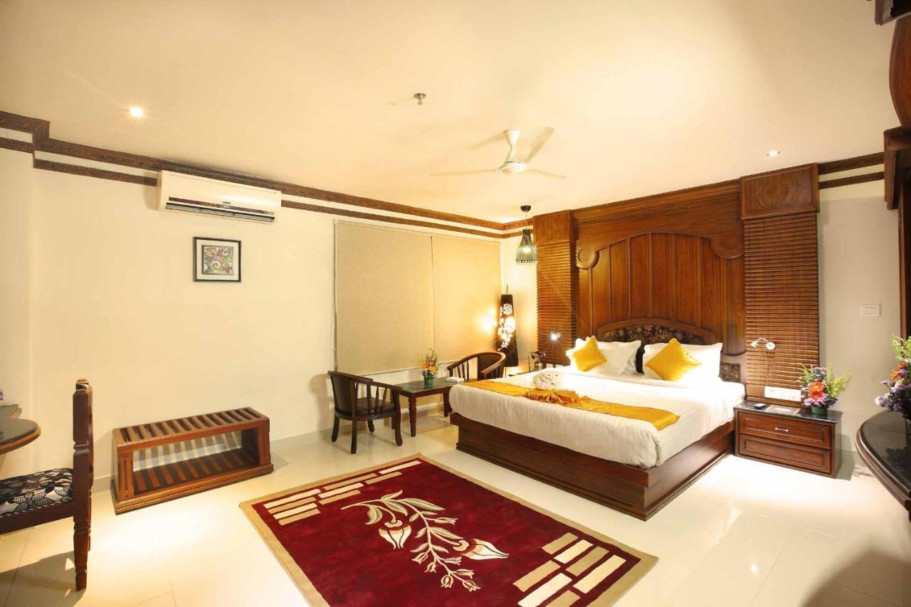 Ambalakkara Regency Hotel Kottārakara Esterno foto